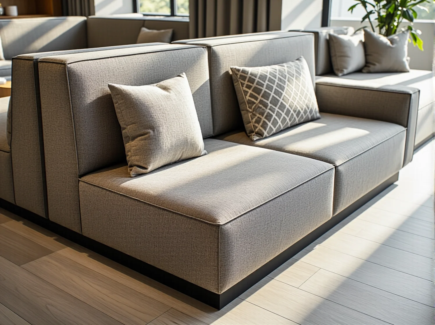 Komfortowe meble modułowe dopasowane do potrzeb gości w lobby.