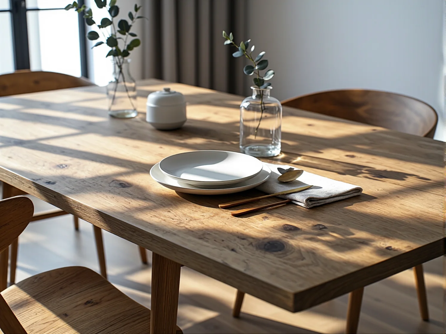 Minimalistyczny dębowy stół do jadalni skandynawskiej w przytulnej aranżacji wnętrza.