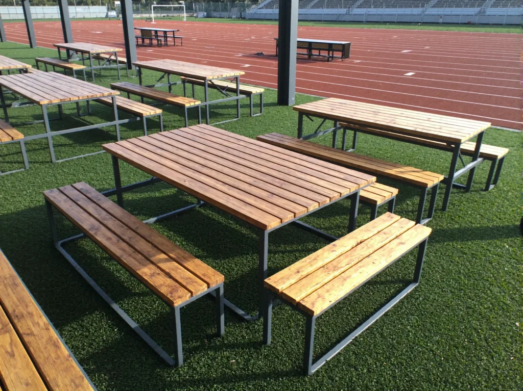 Zestaw mebli ogrodowych stół z ławkami drewno i metal