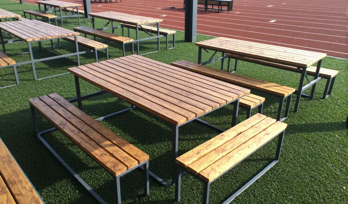 Zestaw mebli ogrodowych stół z ławkami drewno i metal