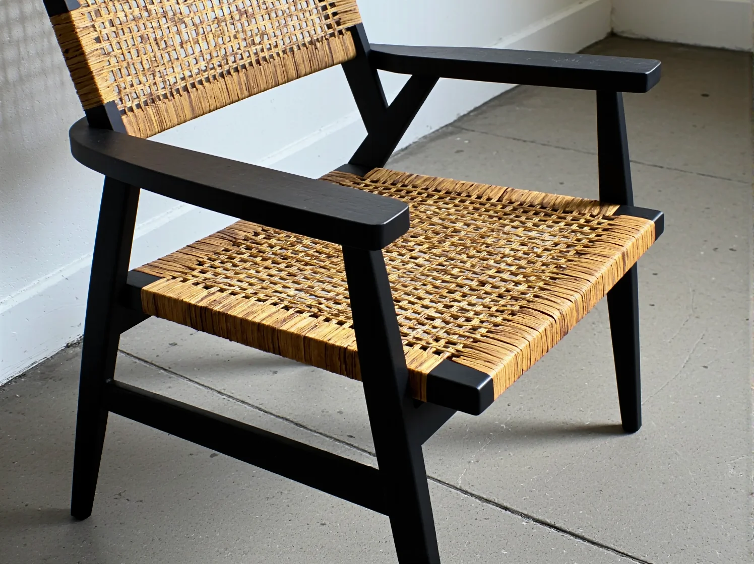 Ranking preparatów do usuwania farby z drewna przydatnych w odnawianiu antyków do współczesnych wnętrz.