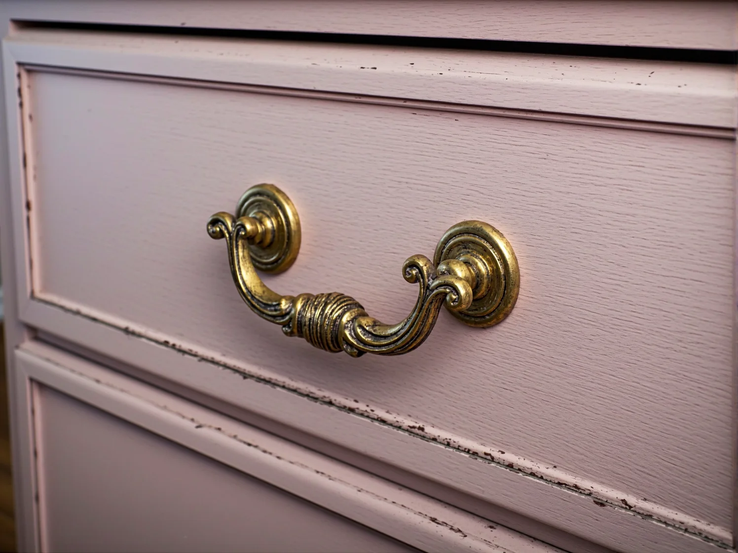 Renowacja starych mebli: etap ściągania poprzedniej warstwy farby krok po kroku.