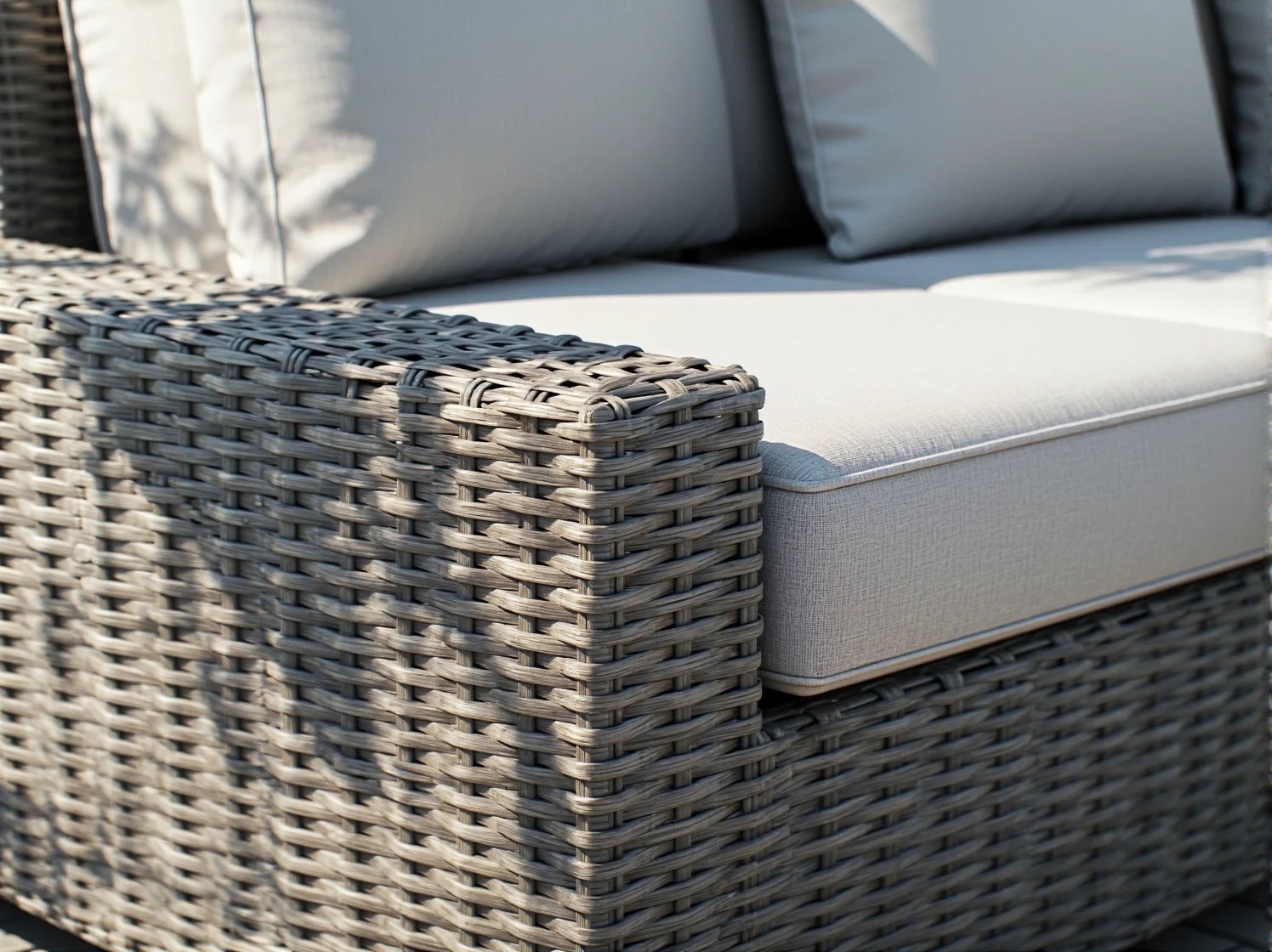 Wygodna sofa tarasowa z technorattanu, idealna do stworzenia salonu pod chmurką.