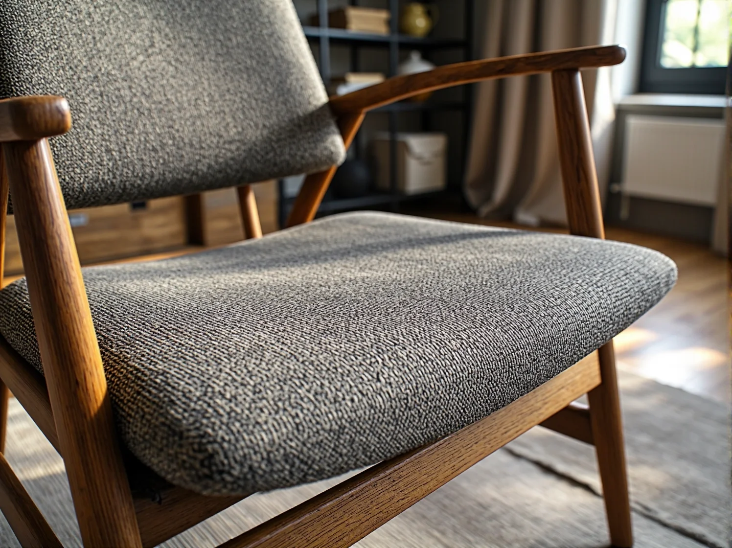 Efekt po zastosowaniu środka do usuwania farby z drewna na starym krześle.