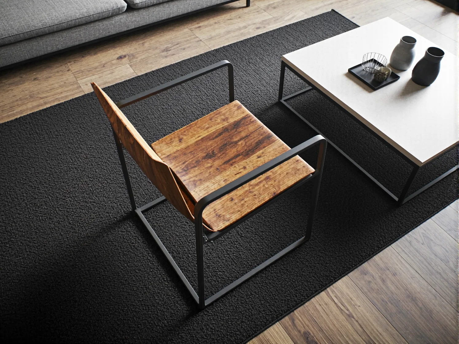 Stylowy fotel industrialny w aranżacji wnętrza typu loft – surowy, męski styl