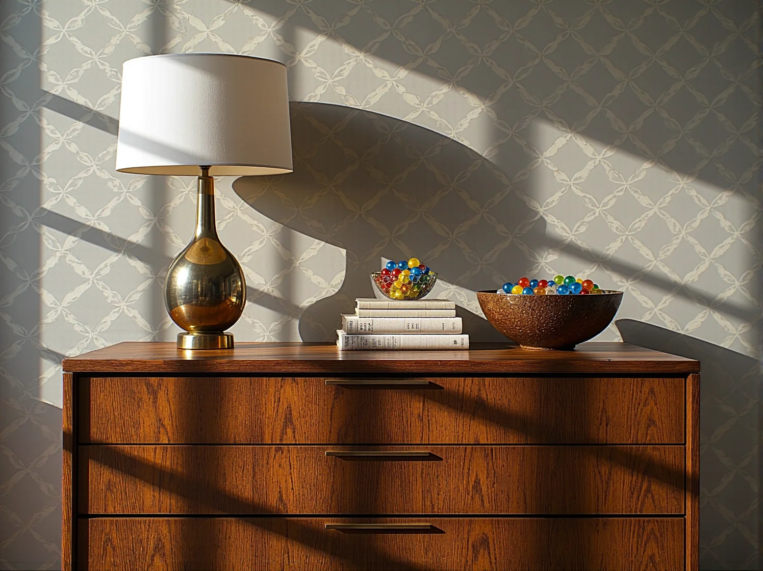 Złote dodatki i dekoracyjne lustra w sypialni glamour łączącej luksus z elementami vintage.